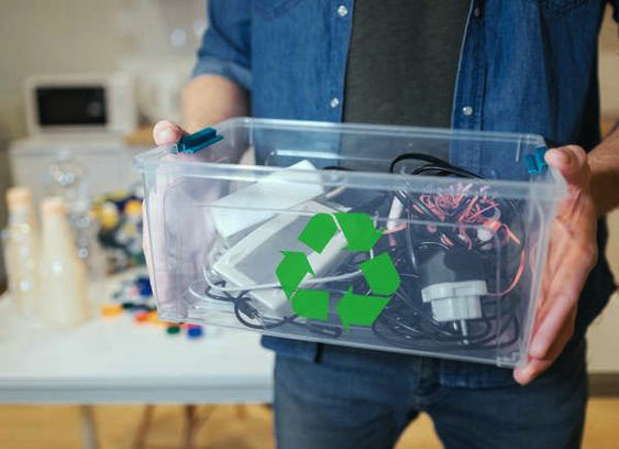 imagem de um homem segurando uma caixa de recicláveis eletrônicos